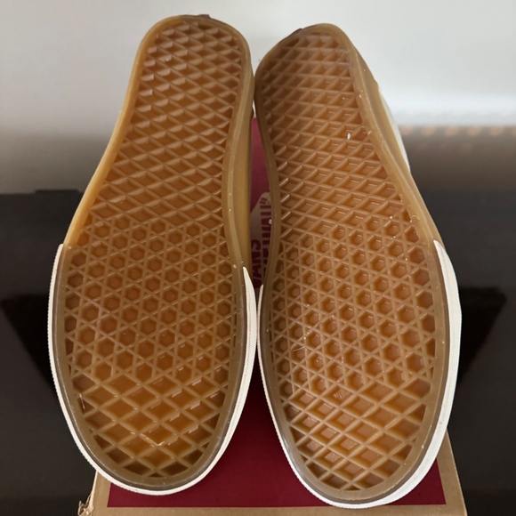 New with Box -Vans Old Skool Gum Sole Trainers - Size 8.5 (men)/Size 10 (women) - Picture 4 of 4